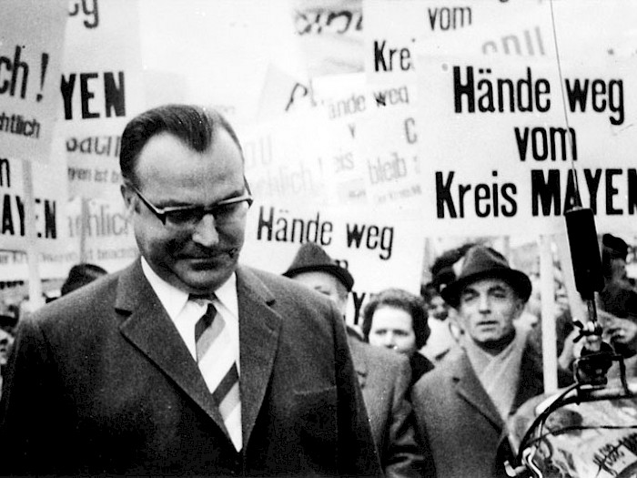 Dr. Kohl bei der Demonstration anlässlich der Auflösung des Kreises Mayen
